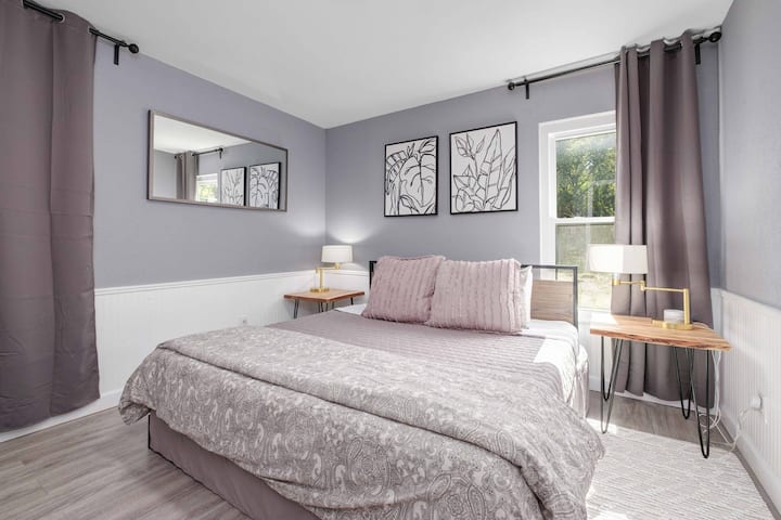 Dormitorio #1 
cama tamaño king
2 vestidores, 
2 lámparas
1 cómoda
1 armario