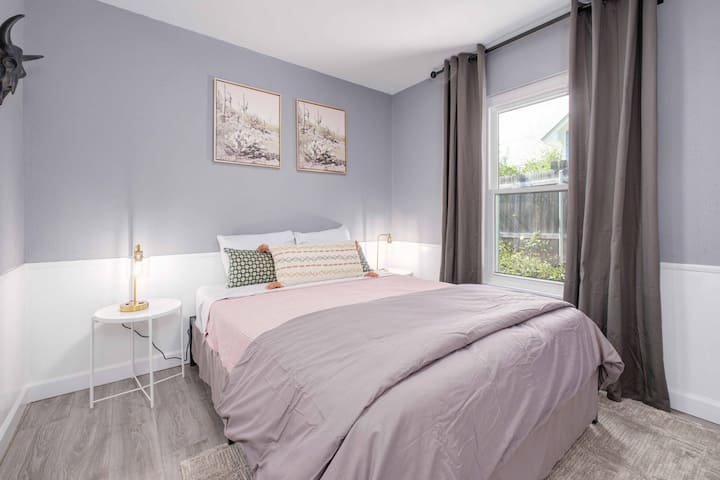3er dormitorio
Queen Bed 
Armario
2 mesitas de noche
2 lámparas