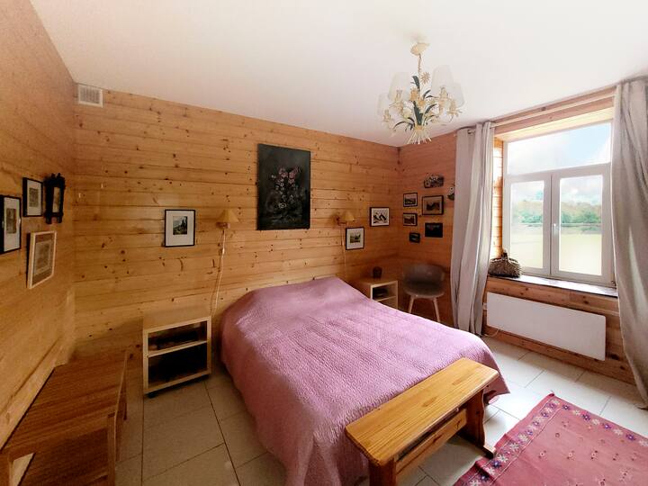 Cette chambre avec vue sur le jardin dispose d'un lit double de 160x200 et d'une salle de bain attenante(douche, lavabo, wc).