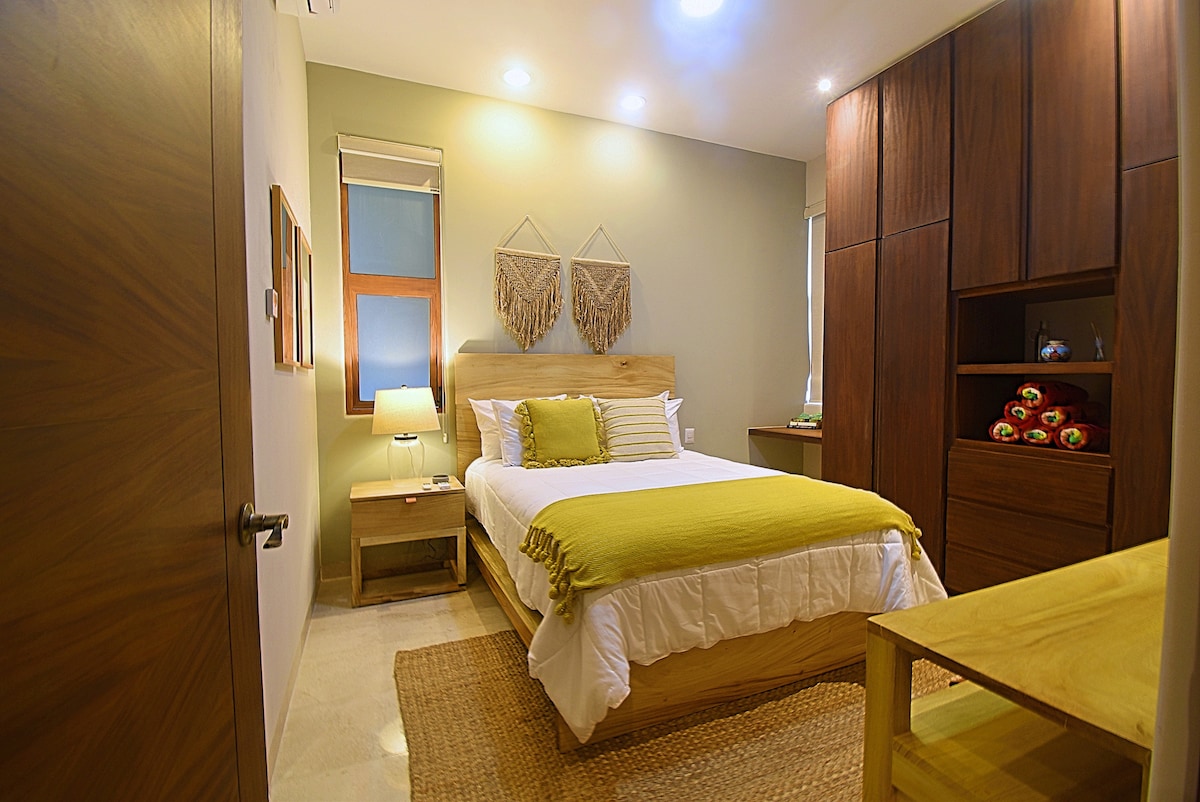 第一间卧室配有6人泳池毛巾和2人沙滩椅