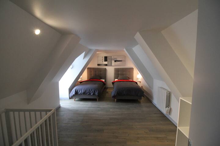 Room with 2 beds that can be brought together to make a King Size of 180 X 200 (a baby bed also present)