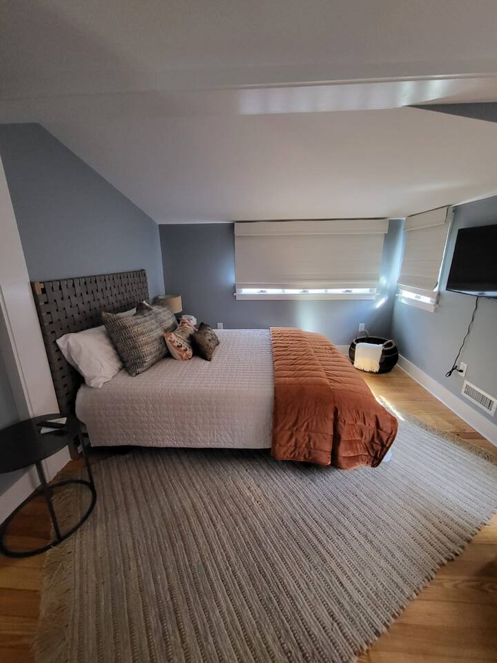 Chambre Queen avec télévision connectée au 2e étage