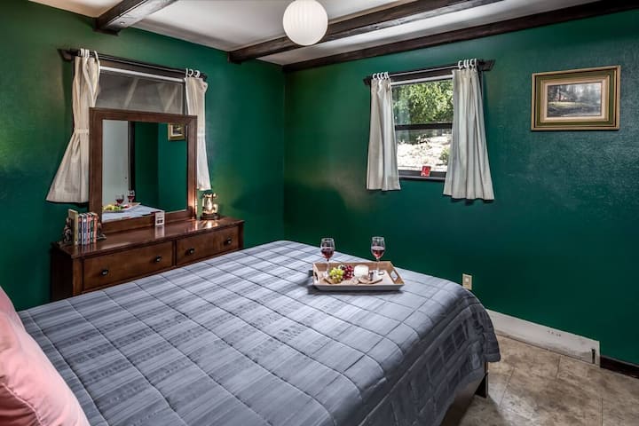 Cama doble en la planta baja