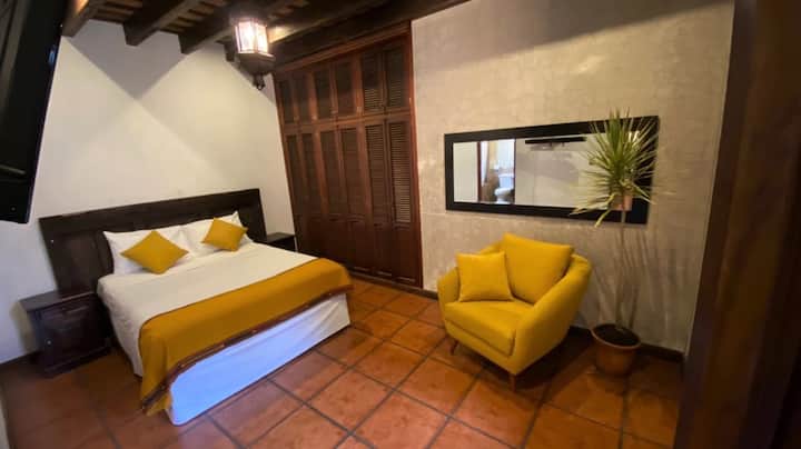 Relaxing and beautiful private room on the first floor with a  comfortable Queen Bed. 
Enjoy all the amenities of the house: living room, dining room, terrace, and the beautiful fountain in the interior garden. 