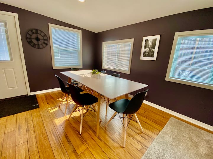 Modern 4bd/2ba With Huge Playhouse Close To Unl - Lincoln, NE