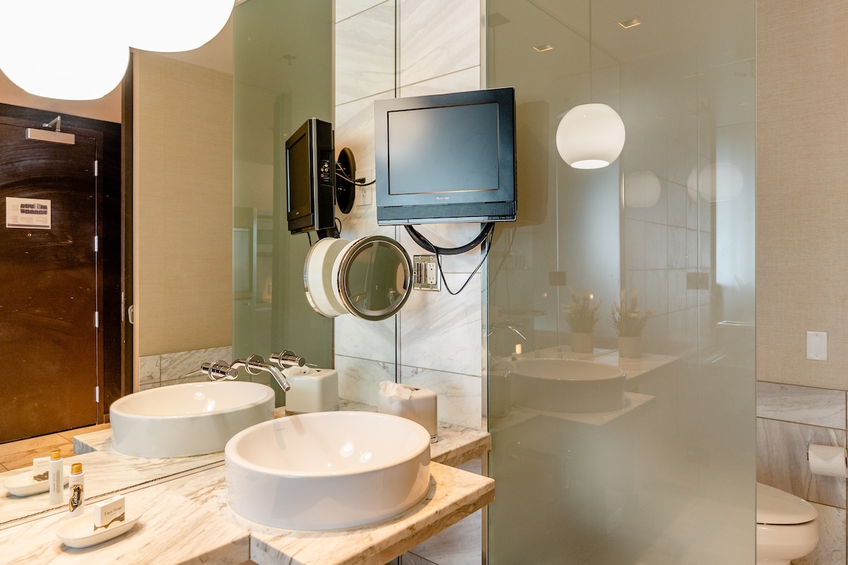 Palms Place Suite