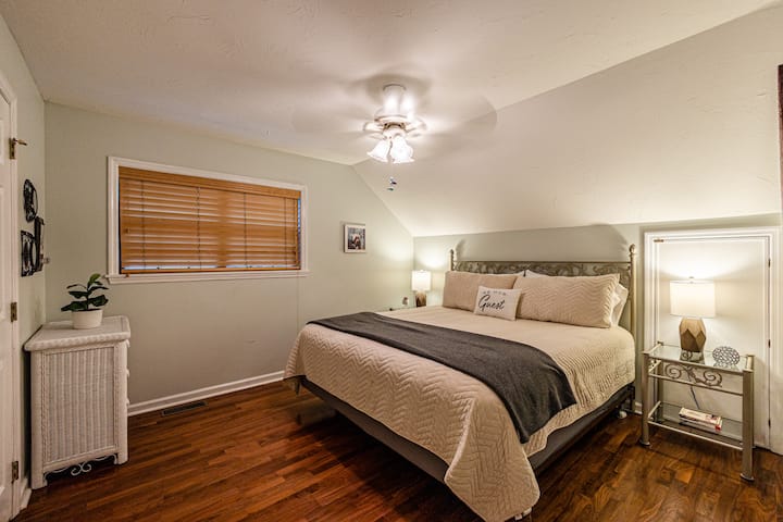 Krevat dopio "king" në dhomën tënde private të gjumit në katin e sipërm.