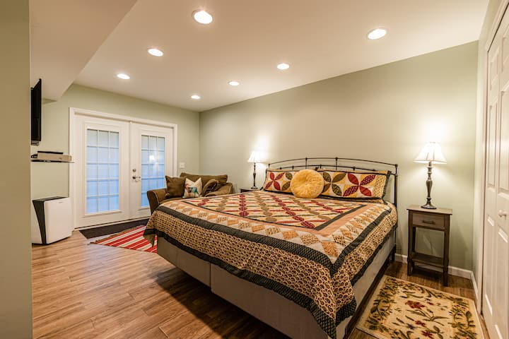 Suita private e bodrumit ka hyrjen e vet, verandën, banjën, mini frigoriferin, stacionin e kafesë, televizorin dhe krevatin me madhësi King.