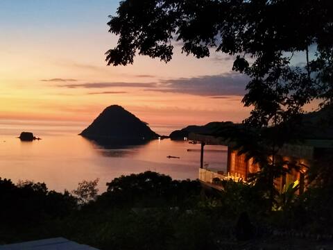 7BR Private Pool Villa with Stunning View, Komodo