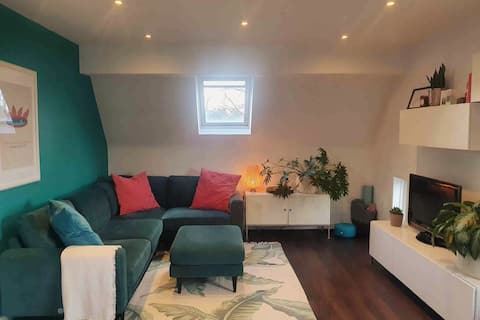 Top Airbnb: Beautiful 2 bed tree top apartment in Westbourne in Bournemouth, Christchurch And Poole