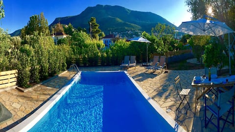 Lovely, spacious villa, private pool + grounds