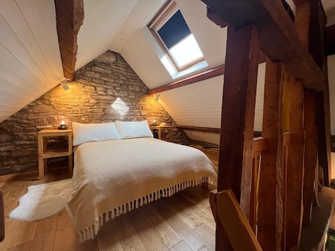 Beautiful 17th Century Hayloft at Cwmffrwd Farm
