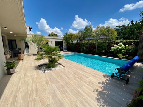 Villa 250m² A-C/ Pool heated/ Garage/ Tram D