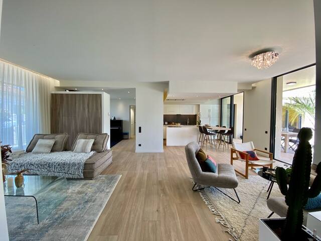 Villa 250m² A-C/ Piscine chauffée/ Garage/ Tram D gallery image 2