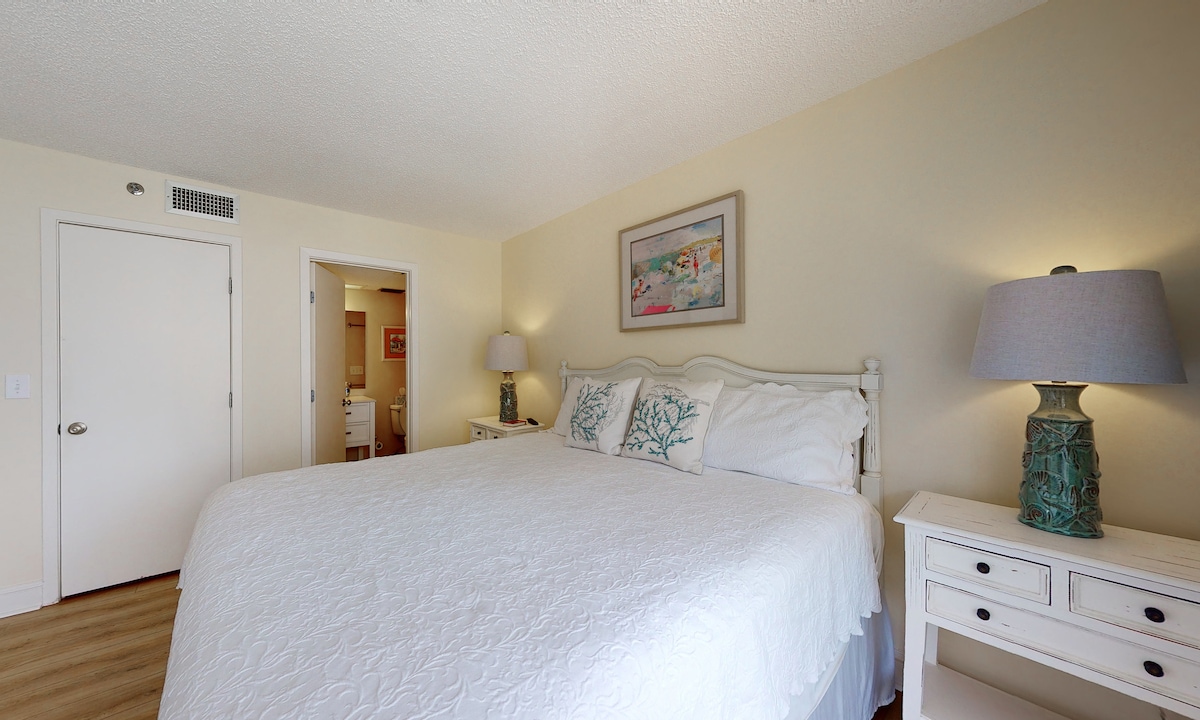 两间加大双人床卧室套房之一，露台可俯瞰泳池，可欣赏海景