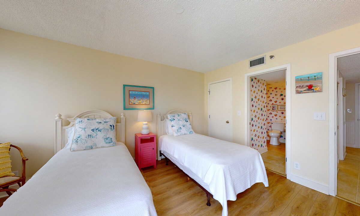 海岸双床卧室，毗邻浴室，也是大厅客用浴室。