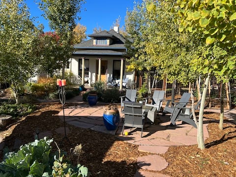 Top performing Airbnb: Highlands Oasis/Pickleball/1 acre/hip neighborhood in West Highland