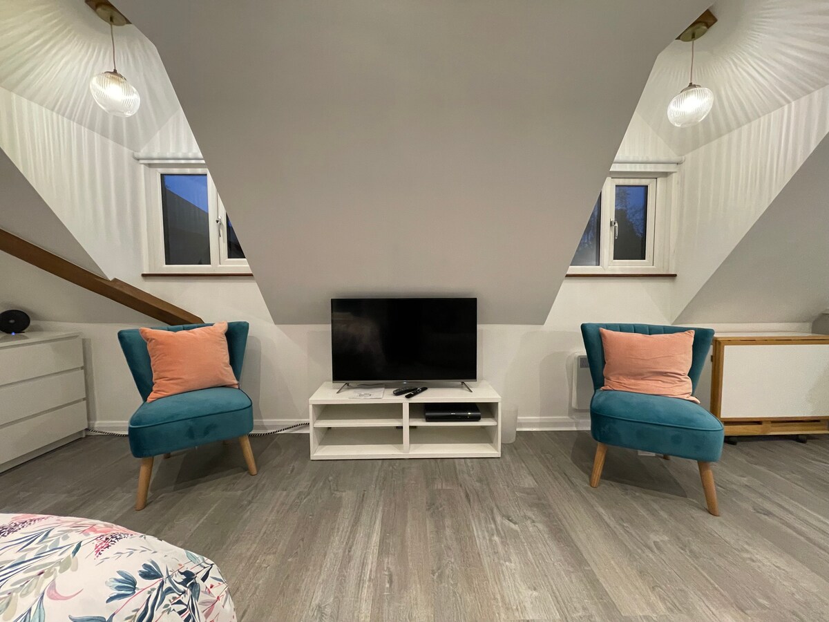 Top Airbnb: EnSuite Room with kitchenette Above Garage in Cheshire West And Chester