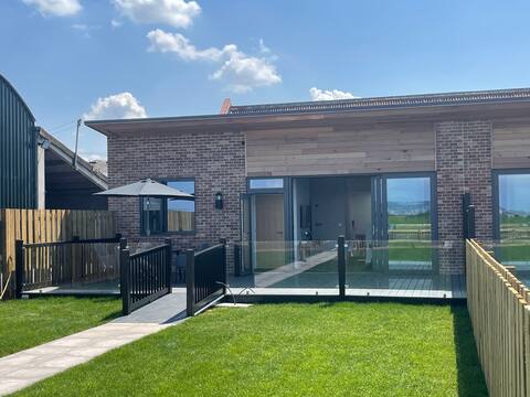 2 bed cottage with HOT TUB and views