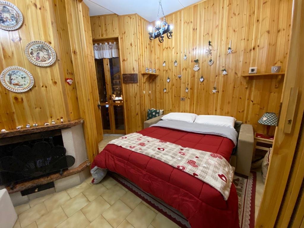 Გასაშლელი დივანი 2 ადამიანზე