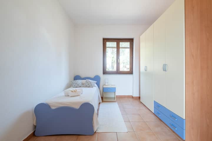 Საძინებელი № 3, ერთადგილიანი საწოლით, კონდიციონერით, დიდი კარადათი და ლამაზი ხედით