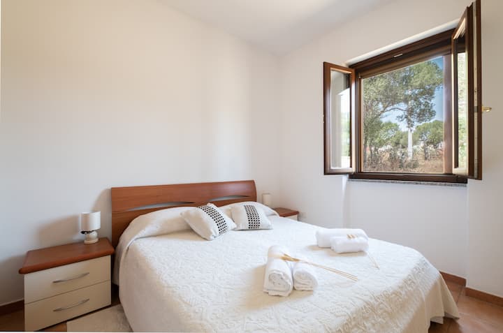 Საძინებელი № 2, საწოლით, რომელიც აღჭურვილია კონდიციონერით და ლამაზი ხედით