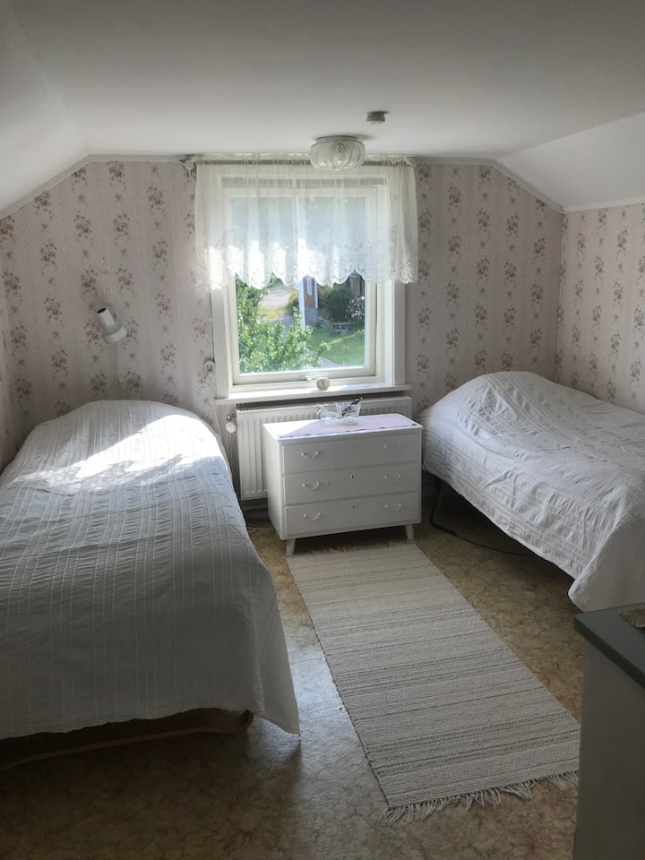 Dhomë gjumi me dy krevate 90