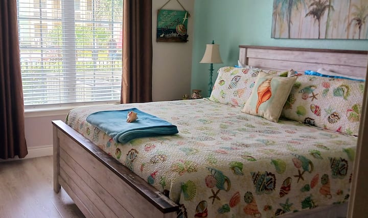 Удобно двойно легло king size и изглед към басейна