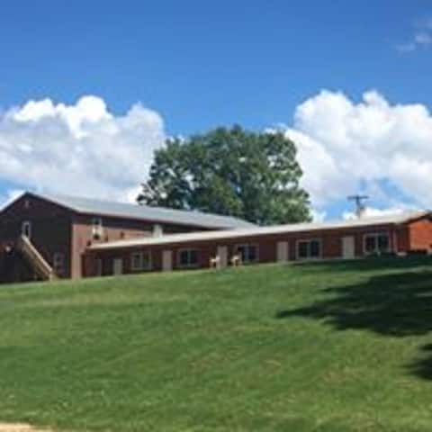 Riverfront Retreat-15 Bedrooms/17 Bath-22 acres