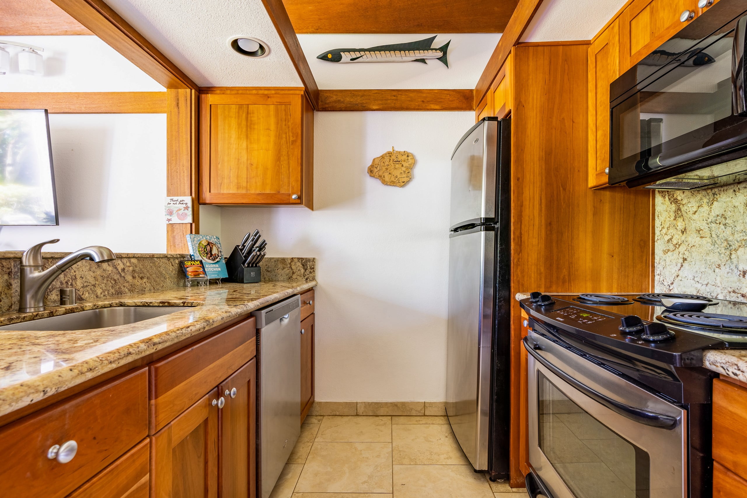 Serene Location, AC, sleeps 4, pool access - Photo 5