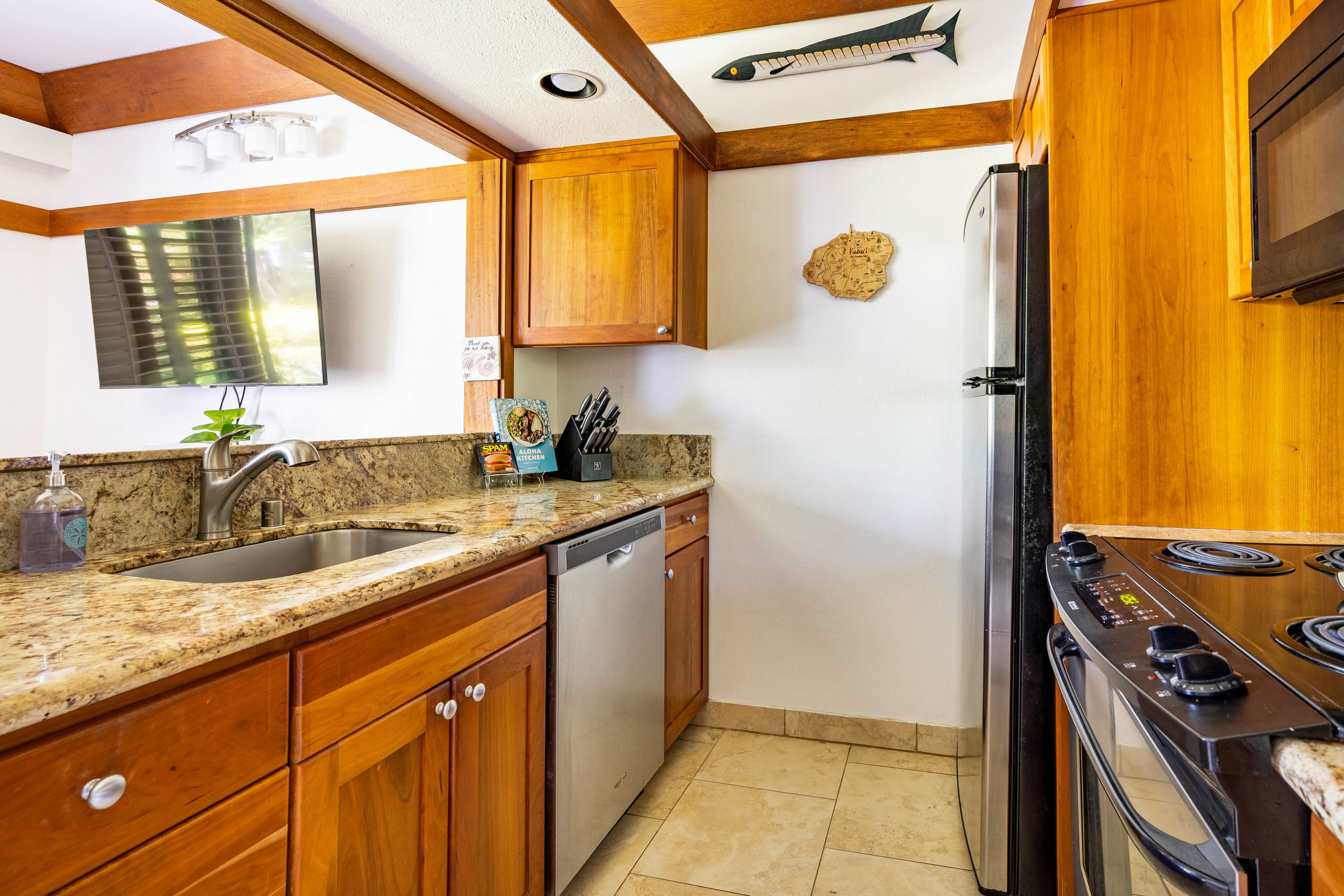 Serene Location, AC, sleeps 4, pool access - Photo 4