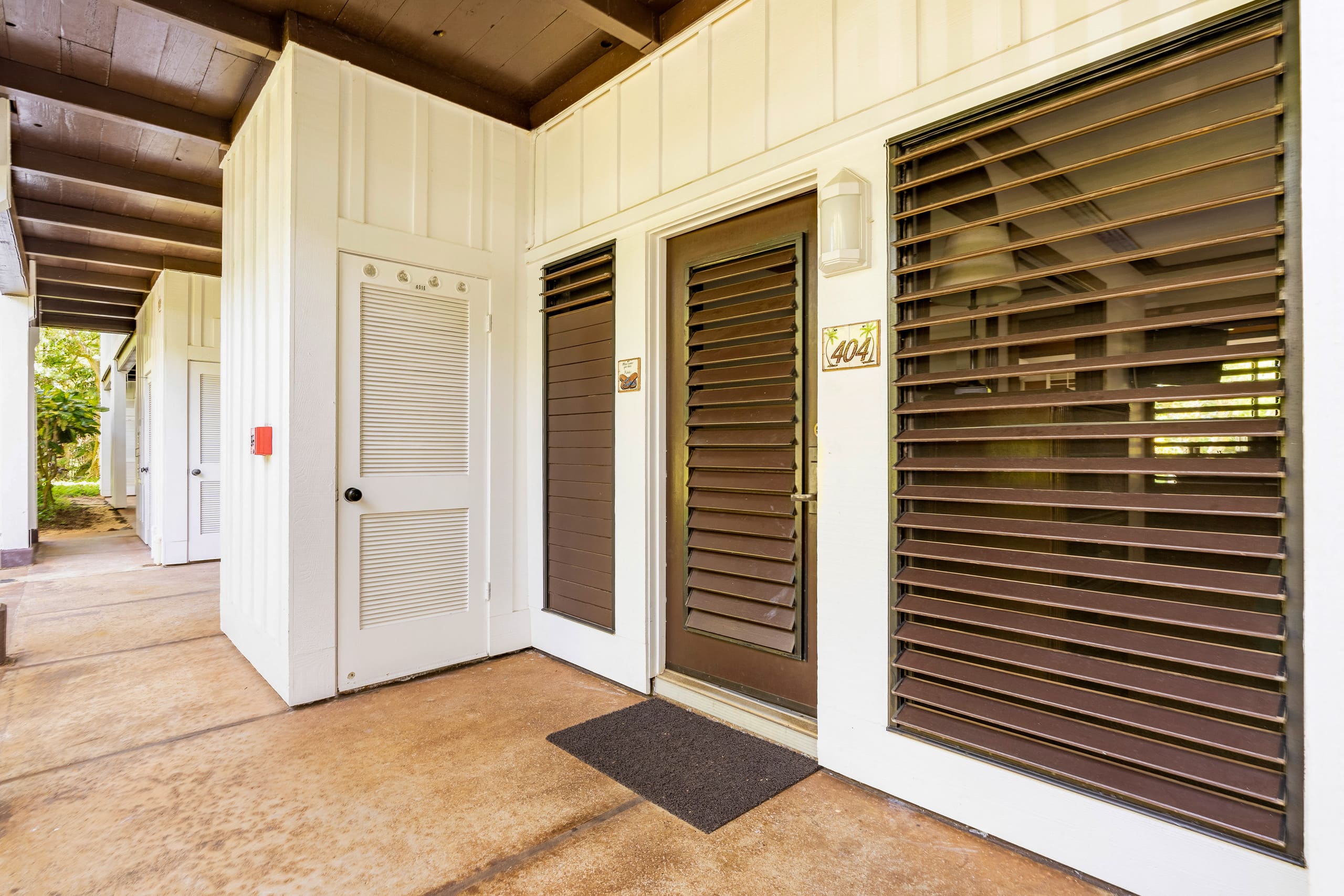 Serene Location, AC, sleeps 4, pool access - Photo 21