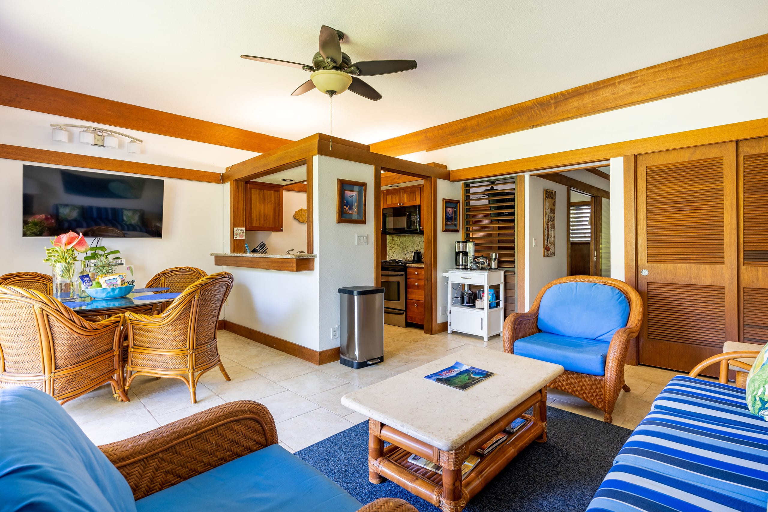 Serene Location, AC, sleeps 4, pool access - Photo 7