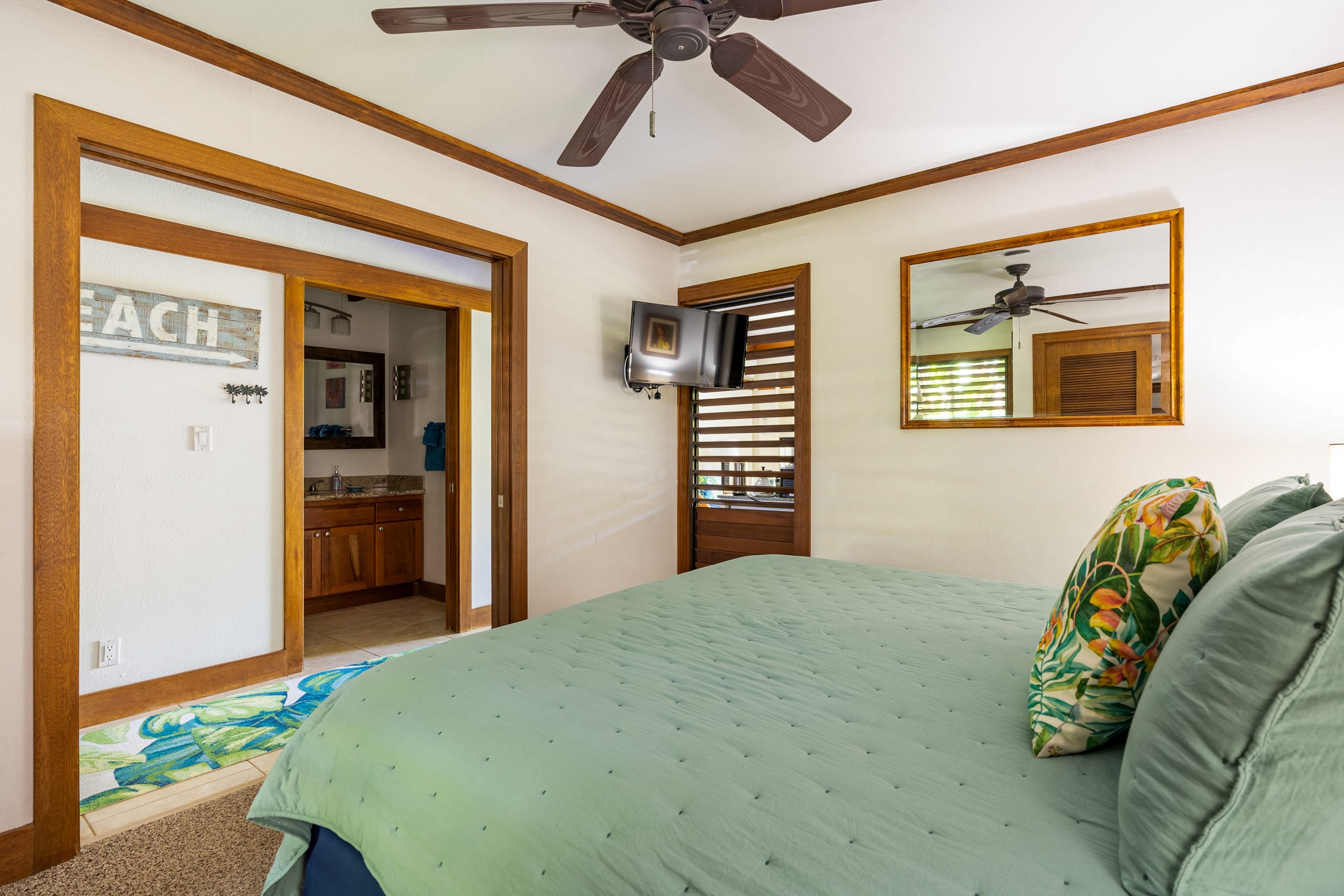 Serene Location, AC, sleeps 4, pool access - Photo 10