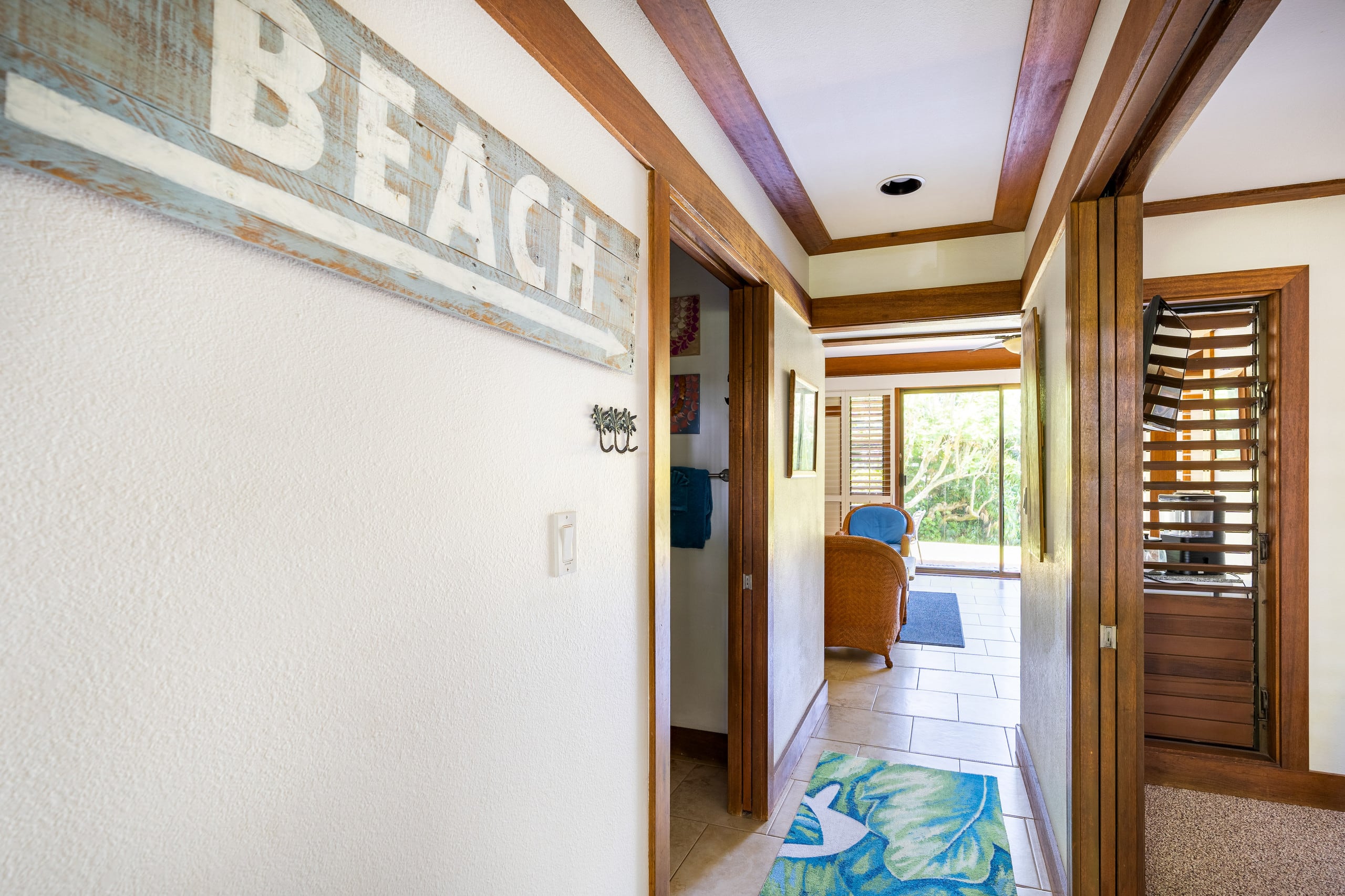 Serene Location, AC, sleeps 4, pool access - Photo 23