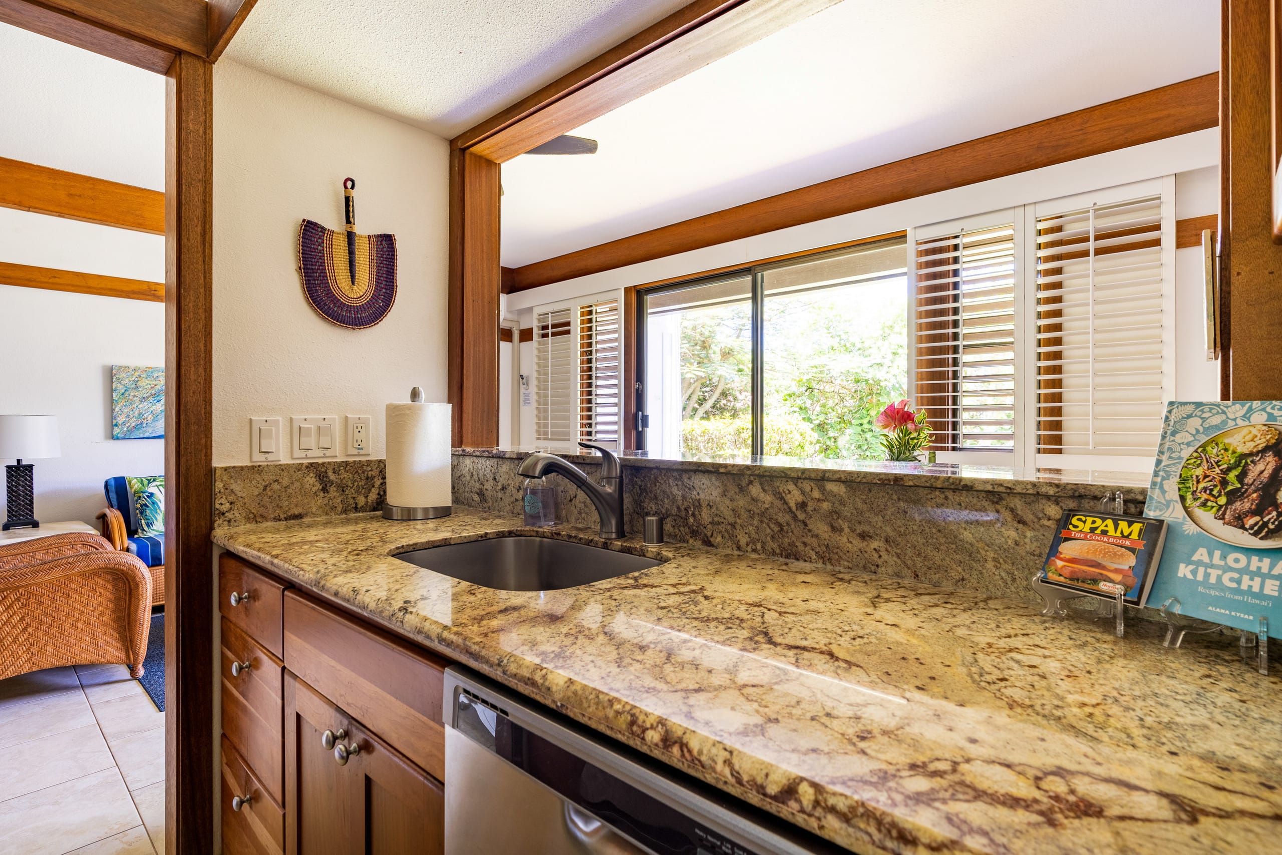 Serene Location, AC, sleeps 4, pool access - Photo 6