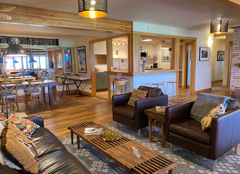 Successful Airbnb property: Luxury Mountain & Lake view Getaway & Spa in Polson