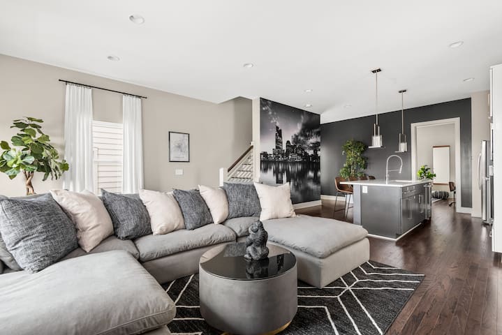 Immaculate Gulch home w/ stunning downtown views! gallery image 2