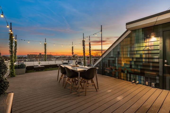 Immaculate Gulch home w/ stunning downtown views!