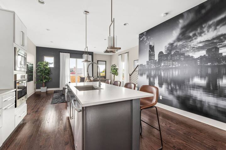 Immaculate Gulch home w/ stunning downtown views! gallery image 4