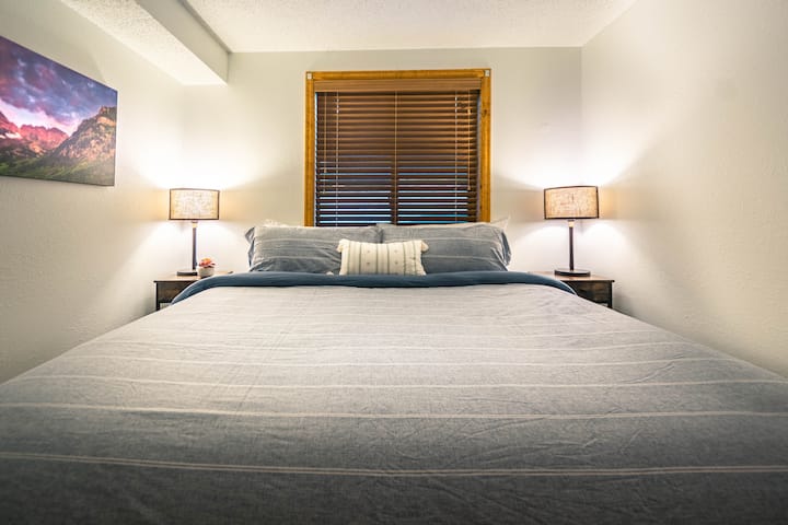 Საძინებელი №1 დაბლა, დიდი ზომის საწოლით.