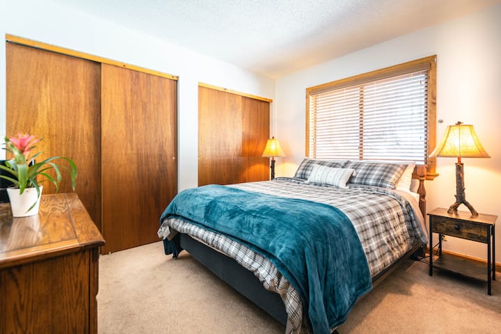 Საძინებელი №2 ზემოთ, დიდი საწოლით.