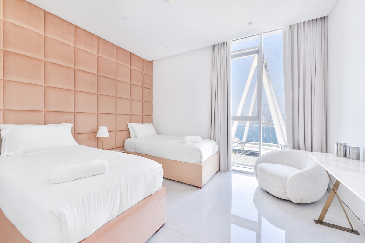 Relax and unwind in our stylish and inviting bedroom, complete with stunning views of the Dubai Eye.



