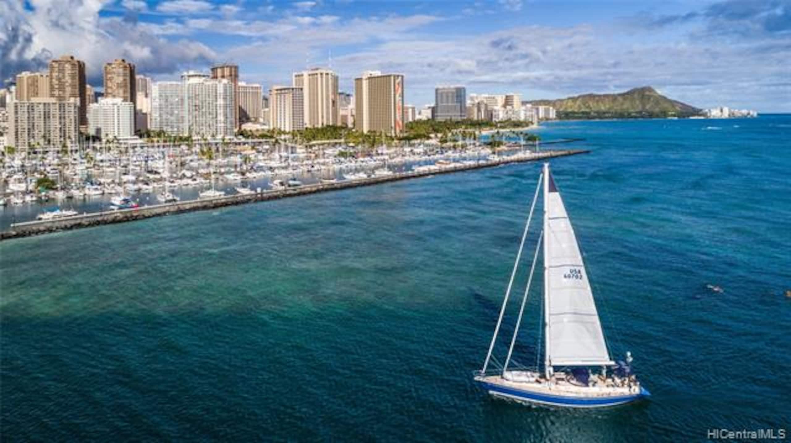 Condo in Honolulu · ★4.9 · 1 bedroom · 2 beds · 1 private bath - Image 26