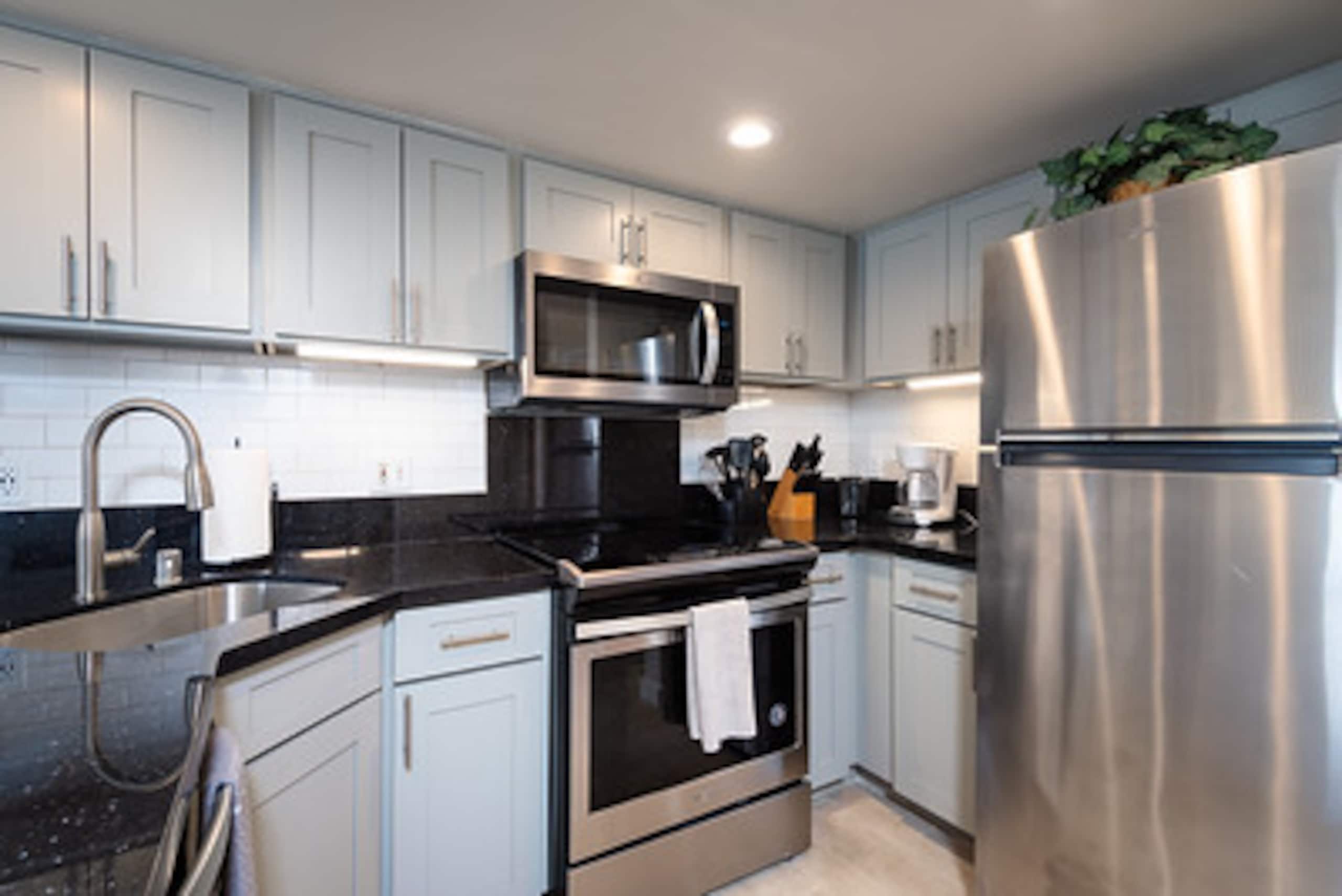 Condo in Honolulu · ★4.9 · 1 bedroom · 2 beds · 1 private bath - Image 4
