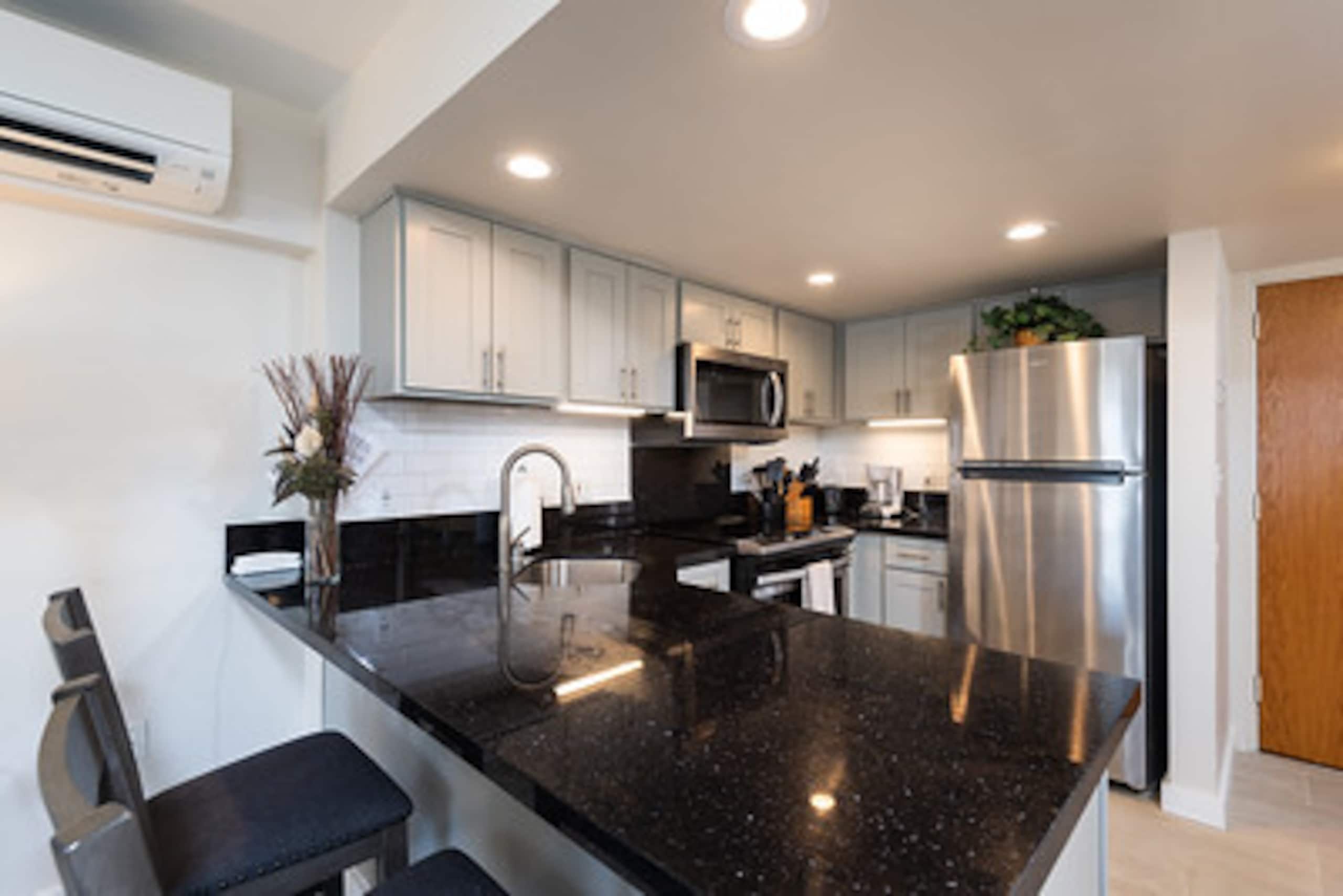 Condo in Honolulu · ★4.9 · 1 bedroom · 2 beds · 1 private bath - Image 5