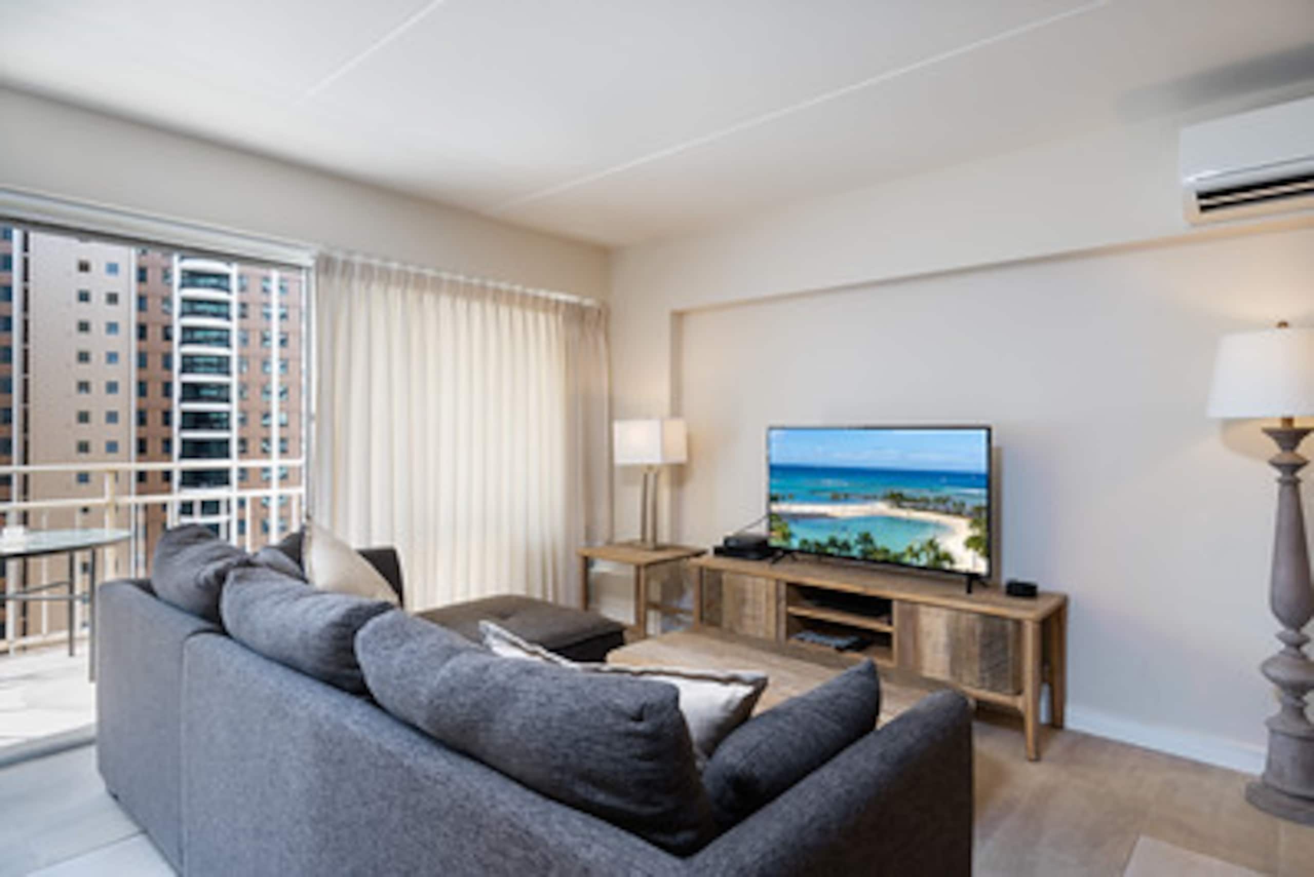 Condo in Honolulu · ★4.9 · 1 bedroom · 2 beds · 1 private bath - Image 2