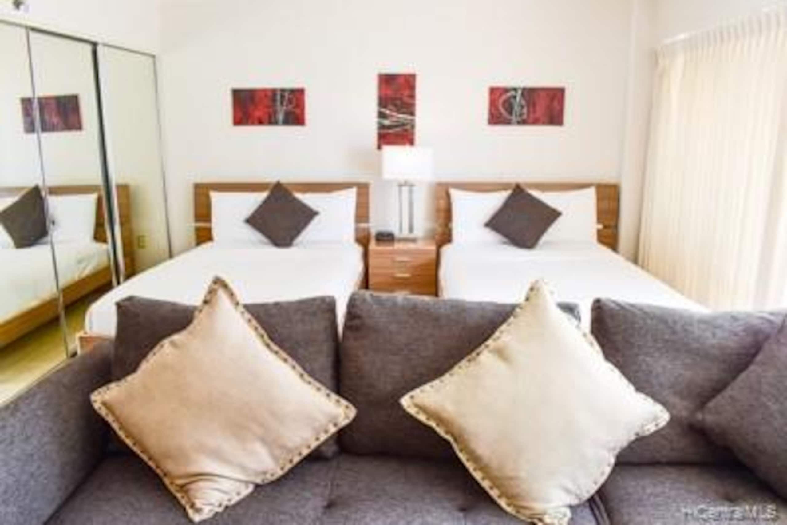 Condo in Honolulu · ★4.9 · 1 bedroom · 2 beds · 1 private bath - Image 8