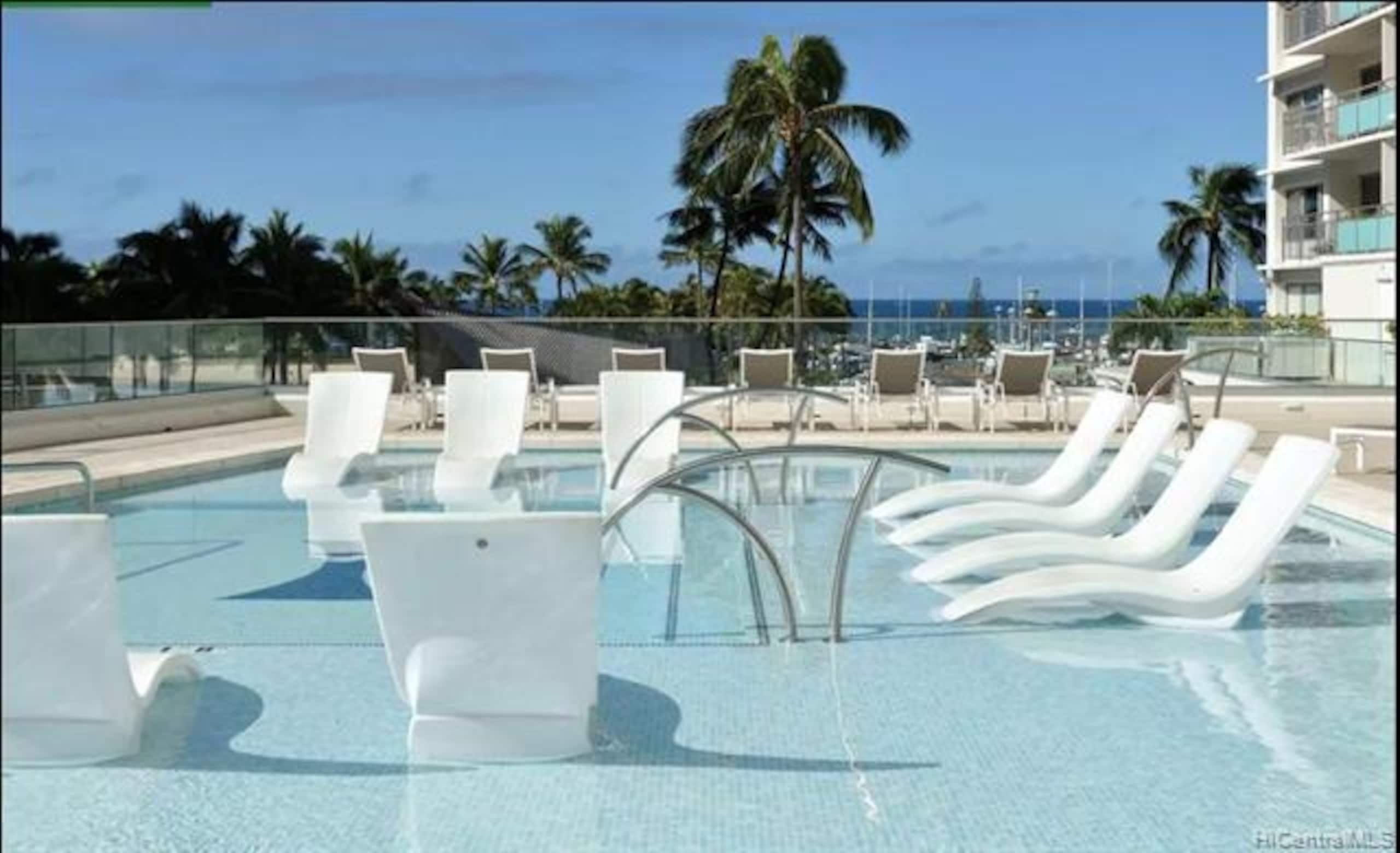 Condo in Honolulu · ★4.9 · 1 bedroom · 2 beds · 1 private bath - Image 21