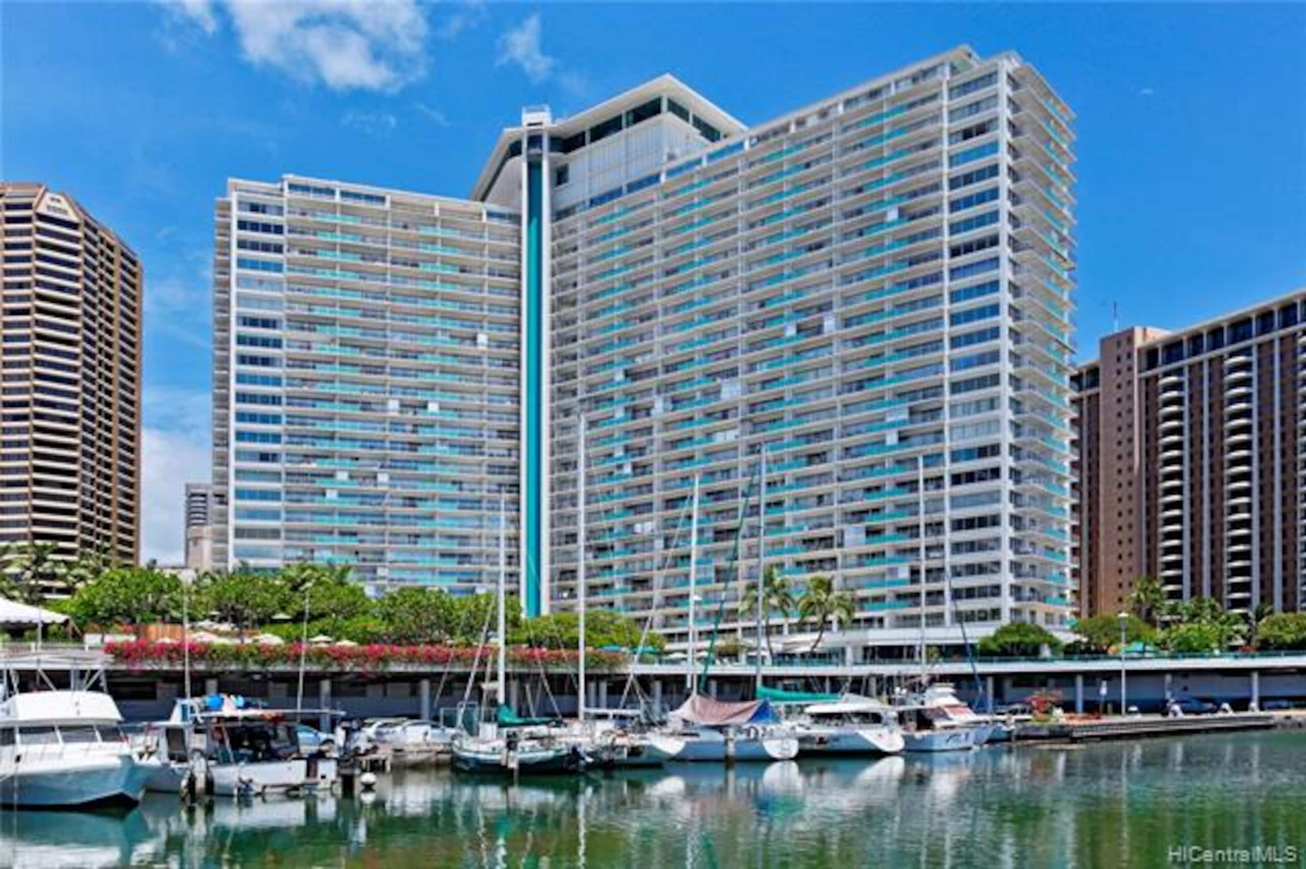 Condo in Honolulu · ★4.9 · 1 bedroom · 2 beds · 1 private bath - Image 15